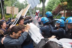 Un momento degli scontri tra polizia e manifestanti per la visita di Matteo Salvini alla sede di ingegneria dell'Universita' a Bologna