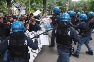 Un momento degli scontri tra polizia e manifestanti per la visita di Matteo Salvini alla sede di ingegneria dell'Universita' a Bologna