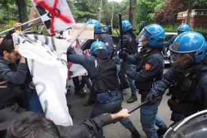 Un momento degli scontri tra polizia e manifestanti per la visita di Matteo Salvini alla sede di ingegneria dell'Universita' a Bologna