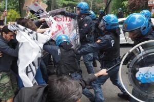 Un momento degli scontri tra polizia e manifestanti per la visita di Matteo Salvini alla sede di ingegneria dell'Universita' a Bologna