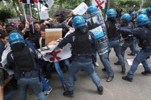 Un momento degli scontri tra polizia e manifestanti per la visita di Matteo Salvini alla sede di ingegneria dell'Universita' a Bologna