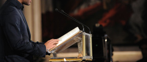 Legge la Bibbia al Consiglio comunale, l’Aula insorge: “zitto, qui siamo laici”…