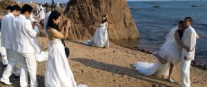Sposarsi in spiaggia per risparmiare sulle scarpe: ecco le nozze low cost