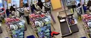 Napoli, arrestati dopo 13 rapine: il capobanda arruolava immigrati