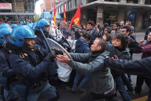 Occupazioni: sgombero a Bologna, tafferugli in strada