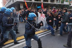 Occupazioni: sgombero a Bologna, tafferugli in strada