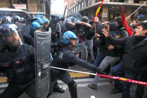 Occupazioni: sgombero a Bologna, tafferugli in strada