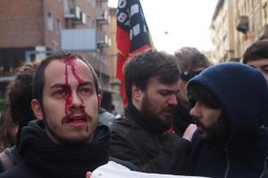 Occupazioni: sgombero a Bologna, tafferugli in strada