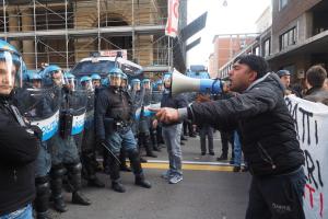 Occupazioni: sgombero a Bologna, tafferugli in strada