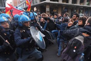 Occupazioni: sgombero a Bologna, tafferugli in strada