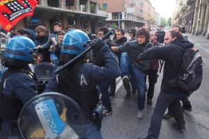 Occupazioni: sgombero a Bologna, tafferugli in strada