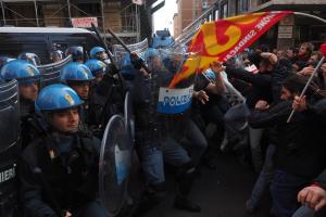 Occupazioni: sgombero a Bologna, tafferugli in strada