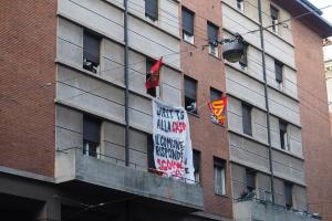 L'immobile occupato abusivamente in via Irnerio, in corso di sgombero, Bologna, 3 maggio 2016. FRange violente dei Centri Sociali aggrediscono la polizia in assetto antisommossa, davanti all'ingresso dello stabile