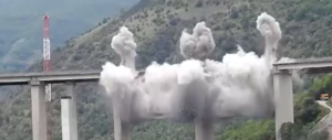 Sa-Rc, le spettacolari immagini della demolizione del viadotto (video)