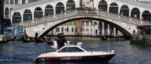 Venezia, si butta nel Canal Grande dal ponte di Rialto e centra un…taxi!
