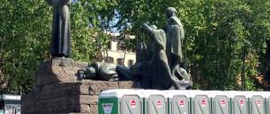 L’oltraggio del Concertone. Vuoi fare la pipì? Vai sotto la statua del Santo