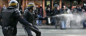 La polizia francese: basta con “l’odio anti-sbirri”, il governo ci tuteli