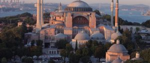 Istanbul, migliaia di musulmani davanti a Santa Sofia: rivogliamo la moschea