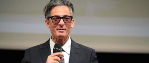Lo show di Fiorello che sdrammatizza la sfida di Roma con l’arma dell’ironia