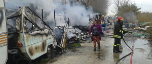 Incendia il camper con dentro la figlia: arrestato nomade per tentato omicidio
