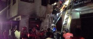 In fiamme il dormitorio di un collegio femminile in Thailandia: 17 le vittime