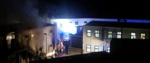 Tunisini appena sbarcati incendiano il centro di accoglienza di Lampedusa