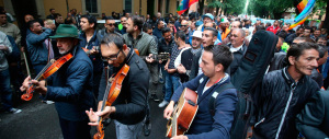 Parte il Tg Rom per raccontare quanto sono bravi i nomadi