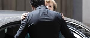 Renzi in ginocchio e la Merkel dice: quant’è bravo, apprezzo le sue riforme