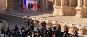 Palmira, l’Orchestra di S. Pietroburgo suona nella città liberata dall’Isis (Video)