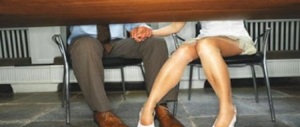 Professore filmato mentre bacia un’alunna: arrestato in classe