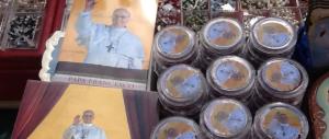 Souvenir contraffatti del Papa: smantellata organizzazione cinese