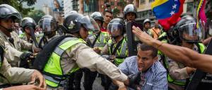 Venezuela, è golpe: Maduro schiera l’esercito contro l’opposizione