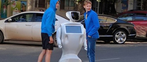 Robot trova la porta aperta, “fugge” dal laboratorio e provoca un ingorgo
