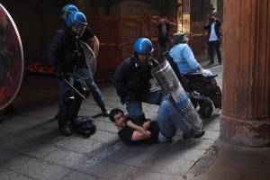 Bologna: scontri Polizia-collettivi Piazza Maggiore
