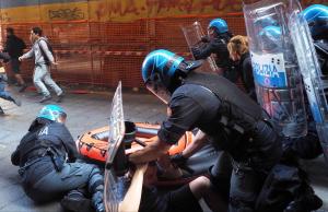 Bologna: scontri Polizia-collettivi Piazza Maggiore