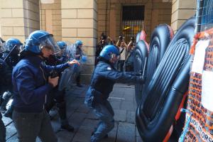 Bologna: scontri Polizia-collettivi Piazza Maggiore