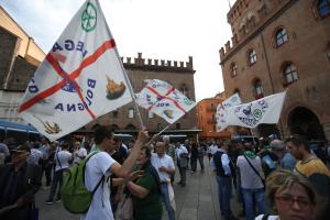 Bologna: scontri Polizia-collettivi Piazza Maggiore