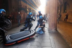 Bologna: scontri Polizia-collettivi Piazza Maggiore