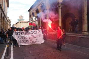 Bologna: scontri Polizia-collettivi Piazza Maggiore