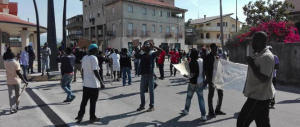 Rosarno, corteo degli immigrati contro i carabinieri e l’Italia: “siete razzisti!”