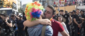 Gay Pride di Istanbul: lacrimogeni e tensioni al corteo arcobaleno