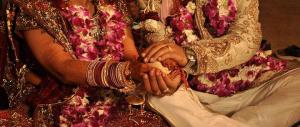 Pakistan, lega e brucia viva la figlia che voleva sposarsi per amore