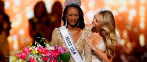 Reginetta in divisa: la nuova Miss Usa è un tenente dell’esercito americano (VIDEO)