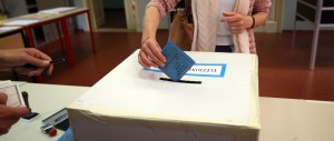 Ballottaggi, affluenza in calo: alle 19 ha votato il 36,56%. Giù a Roma e Napoli