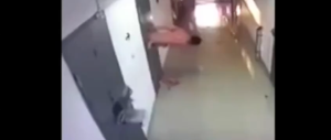 Russia: detenuto evade attraverso la feritoia del cibo (video)