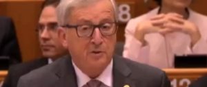 Juncker a Farage: «Mi sorprende vederla qui, non era uscito dalla Ue?» (Video)