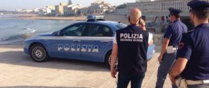 Massacrava i quattro figli e se ne vantava al telefono con gli amici