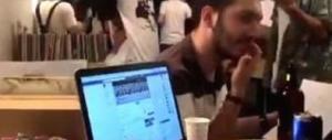 “Siete blasfemi”: bastonate a giovani in un negozio di dischi a Istanbul (Video)