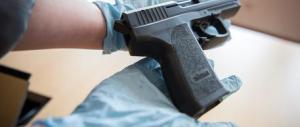 Usa e armi facili, un bambino di 4 anni trova una pistola in casa e si uccide