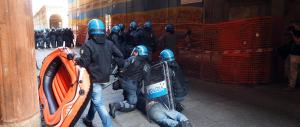 Matteo Salvini a Bologna: gli scontri tra polizia e centri sociali (il video)